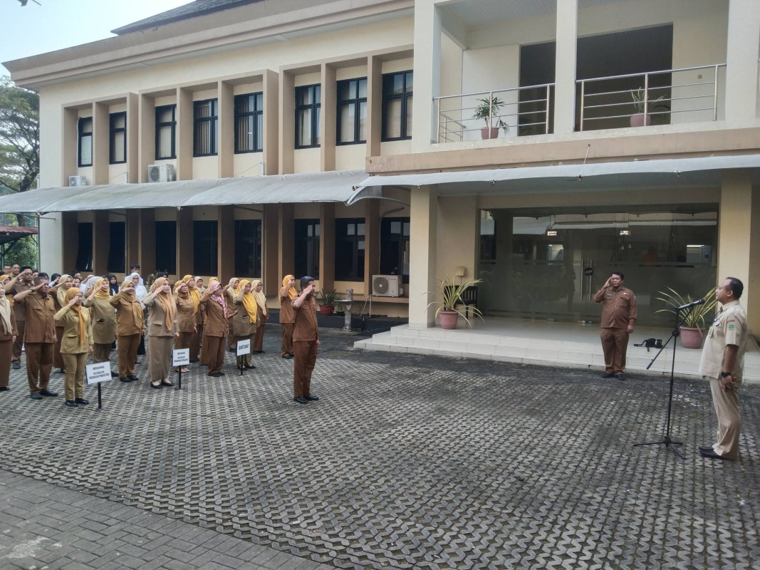 SEKRETARIS DISPERINDAG PROVINSI BANTEN PIMPIN APEL PAGI DAN BERIKAN PENGARAHAN KEPADA SELURUH PEGAWAI DISPERINDAG