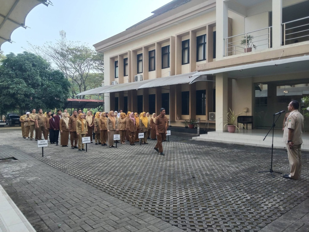 SEKRETARIS DISPERINDAG PROVINSI BANTEN PIMPIN APEL PAGI DAN BERIKAN PENGARAHAN KEPADA SELURUH PEGAWAI DISPERINDAG