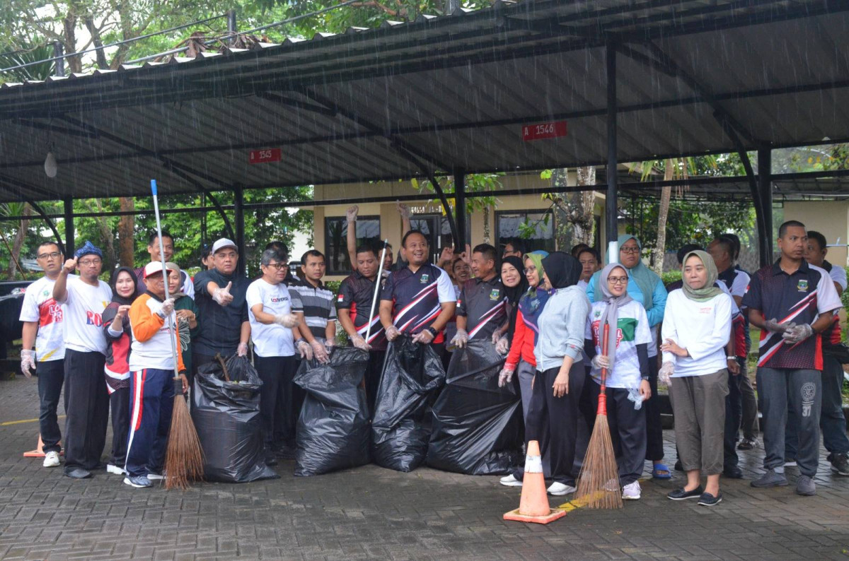 GERAKAN ASRI JUMAT BERSIH, DISPERINDAG PROVINSI BANTEN TETAP SEMANGAT MESKI DIGUYUR GERIMIS