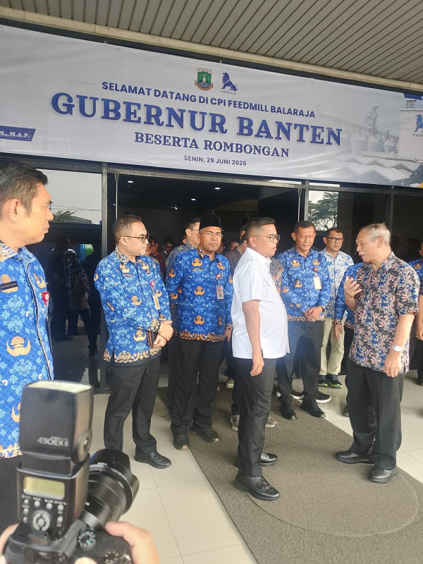 GUBERNUR BANTEN KUNJUNGI PT. CHAROEN POKPHAND INDONESIA FEEDMILL, KEPALA DISPERINDAG BANTEN TURUT MENDAMPINGI